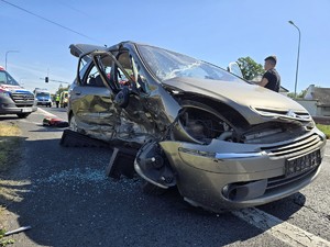 Zdjęcie przedstawia: rozbite auto biorące udział w zdarzeniu drogowym.