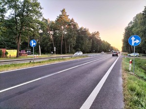 Zdjęcie przedstawia: drogę dwupasmową oraz samochód policyjny.