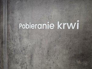 Zdjęcie przedstawia: ścianę z napisem &quot;Pobieranie krwi&quot;.