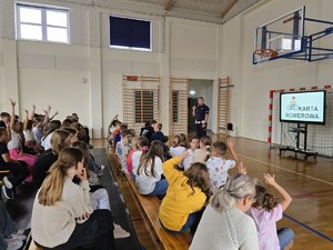 Zdjęcie przedstawia: dzieci zgłaszające się do odpowiedzi.