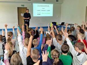 Zdjęcie przedstawia: uczniów szkoły podstawowej biorących udział w pogadance.