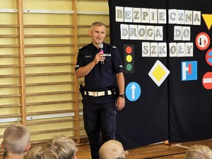 Zdjęcie przedstawia: policjanta podczas prelekcji.