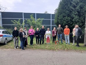 Zdjęcie przedstawia: wszystkich uczestników akcji wspólne sprzątanie świata.