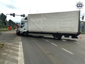 Zdjęcie przedstawia: rozbity samochód ciężarowy.