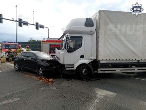 Zdjęcie przedstawia: uczestniczące w zdarzeniu samochody.