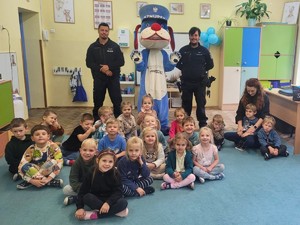 zdjęcie przedstawia: dwóch umundurowanych policjantów wraz z dziećmi.