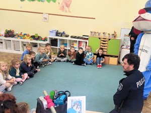 zdjęcie przedstawia: dzieci biorące udział w rozmowie.