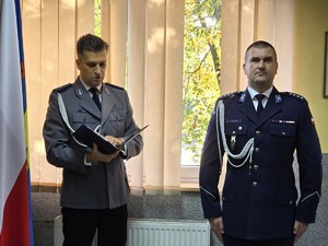 zdjęcie przedstawia : dwóch umundurowanych policjantów.