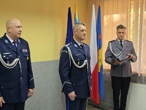 zdjęcie przedstawia: dwóch policjantów wraz z lektorem.