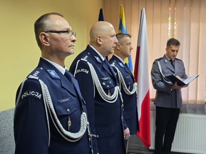 zdjęcie przedstawia: trzech umundurowanych policjantów wraz z lektorem.