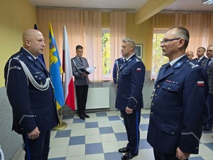 zdjęcie przedstawia: dwóch policjantów w raz z komendantem.