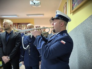 zdjęcie przedstawia: policjanta grającego na trąbce.