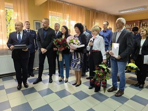 zdjęcie przedstawia: kobiety stojące z bukietami.