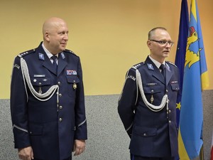 zdjęcie przedstawia: dwóch umundurowanych policjantów podczas przemowy.