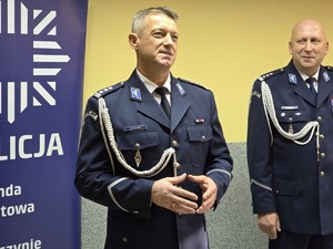 zdjęcie przedstawia: nowego komendanta podczas przemowy.