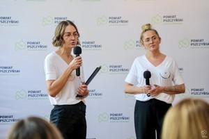 zdjęcie przedstawia: dwie kobiety mówiące do mikrofonu.