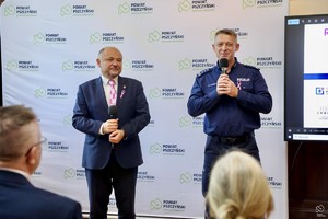 zdjęcie przedstawia: umundurowanego policjanta wraz z lektorem.