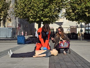 zdjęcie przedstawia: ratownika medycznego, który przedstawia reanimację na manekinie.