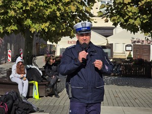 zdjęcie przedstawia: umundurowanego policjanta.