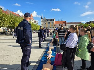zdjęcie przedstawia: policjantów wraz z uczestnikami wydarzenia.