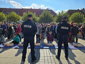 zdjęcie przedstawia: uczestników wydarzenia wraz z manekinami do reanimacji.
