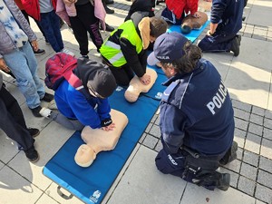 zdjęcie przedstawia: policjanta nadzorującego uczestników wydarzenia.