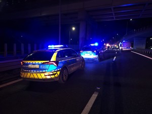 Zdjęcie policyjnych radiowozów na miejscu zdarzenia drogowego