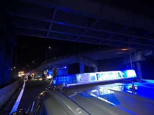 Zdjęcie policyjnych sygnałów świetlnych znajdujących się na radiowozie na miejscu zdarzenia drogowego