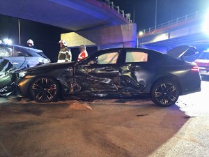 zdjęcie rozbitego samochodu