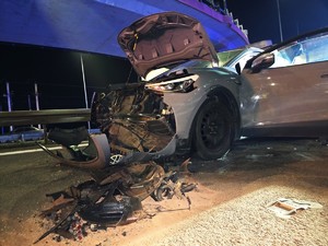 zdjęcie rozbitego samochodu