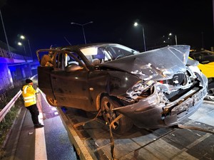 zdjęcie rozbitego samochodu na lawecie