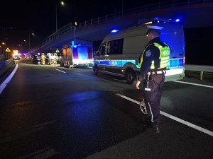 zdjęcie policjanta kierującego ruchem na miejscu zdarzenia drogowego