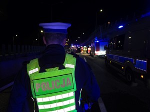 zdjęcie policjanta kierującego ruchem na miejscu zdarzenia drogowego