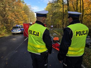 Zdjęcie przedstawia dwóch umundurowanych policjantów na miejscu zdarzenia.