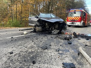 Zdjęcie przedstawia wóz strażacki na miejscu zdarzenia.