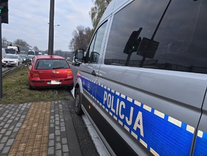 Zdjęcie przedstawia radiowóz na miejscu zdarzenia.