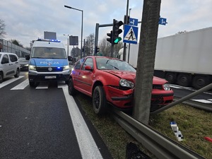 Zdjęcie przedstawia radiowóz na miejscu zdarzenia.