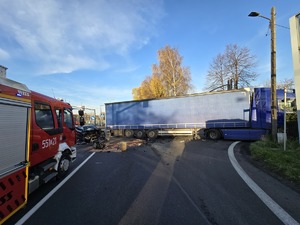 Zdjęcie przedstawia wóz strażacki na miejscu zdarzenia.