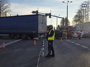 Zdjęcie przedstawia umundurowanego policjanta na miejscu zdarzenia.