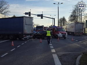 Zdjęcie przedstawia umundurowanego policjanta na miejscu zdarzenia.