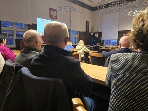 Zdjęcie przedstawia: uczestników pogadanki, z tyłu widoczny policjant.