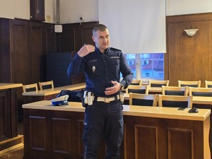 Zdjęcie przedstawia: umundurowanego policjanta.
