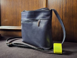 Zdjęcie przedstawia: damską torebkę z odblaskiem.