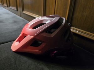 Zdjęcie przedstawia: kask rowerowy.