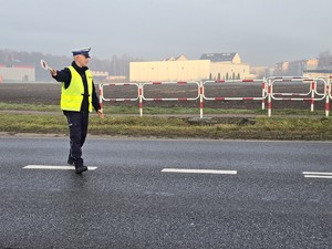 Zdjęcie przedstawia umundurowanego policjanta.