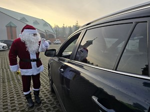 Zdjęcie przedstawia uczestnika akcji oraz samochód osobowy.
