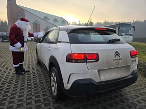 Zdjęcie przedstawia uczestnika akcji oraz samochód osobowy.