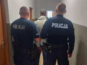 Zdjęcie przedstawia dwóch umundurowanych policjantów z zatrzymanym.