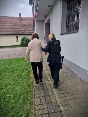 Zdjęcie przedstawia policjantkę z seniorką.