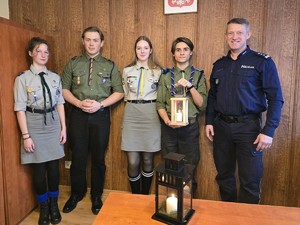 Zdjęcie przedstawia umundurowanego policjanta z harcerzami.